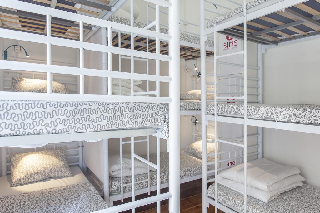 5 Sins Chiado Hostel Lisbon Ruang foto